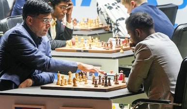 Kolkata: India's grandmaster (GM) Viswanathan Anand, left, competes against his compatriot GM Arjun Erigaisi during a match at the Tata Steel Chess India 2026 Rapid and Blitz Open tournament, in Kolkata, Thursday, Jan. 8, 2026. PTI