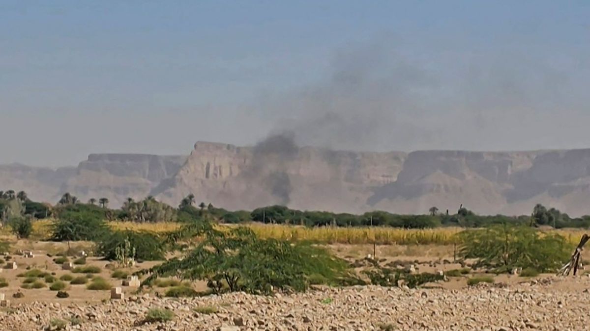 Smoke billows from airstrikes in Yemen that killed seven people, as a Saudi-led coalition responds to advances by the UAE-backed Southern Transitional Council, raising fears of a wider confrontation. (AFP) Smoke billows from airstrikes in Yemen that killed seven people, as a Saudi-led coalition responds to advances by the UAE-backed Southern Transitional Council, raising fears of a wider confrontation. (AFP)