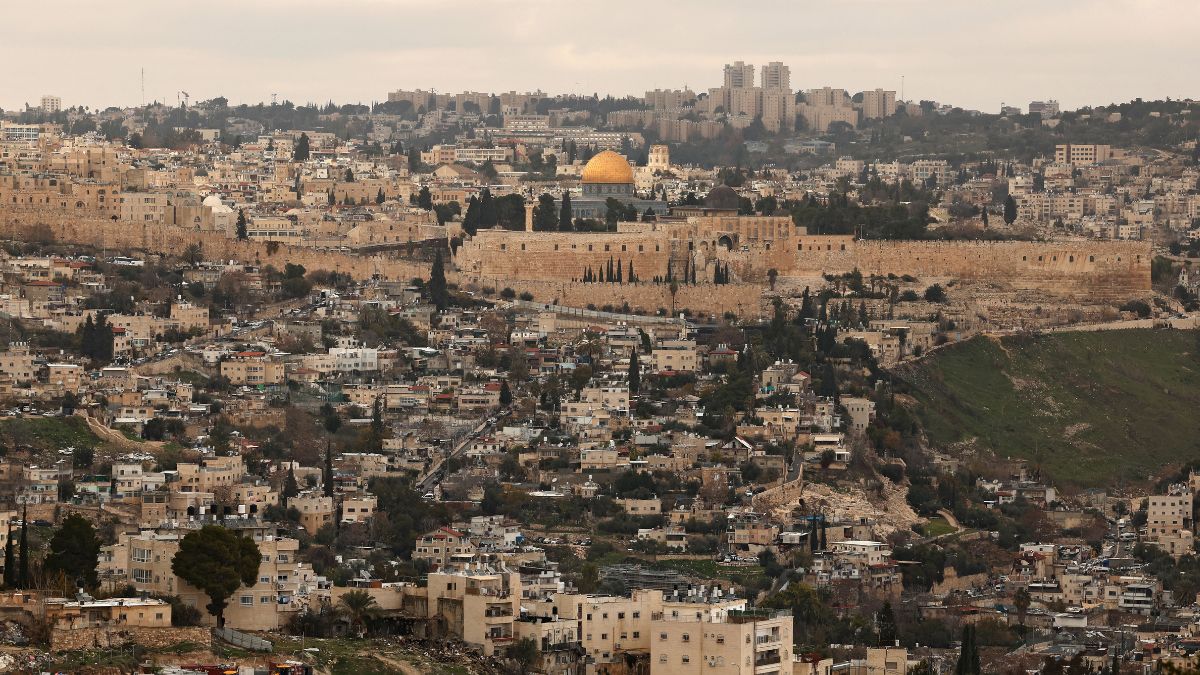 This picture taken from the Jabal Mukaber neighbourhood of Israeli-annexed east Jerusalem shows a view of east Jerusalem and the compound of the Al-Aqsa mosque and its Dome of the Rock in the Old City of Jerusalem on January 2, 2026. (Photo by Ahmad GHARABLI / AFP)
This picture taken from the Jabal Mukaber neighbourhood of Israeli-annexed east Jerusalem shows a view of east Jerusalem and the compound of the Al-Aqsa mosque and its Dome of the Rock in the Old City of Jerusalem on January 2, 2026. (Photo by Ahmad GHARABLI / AFP)