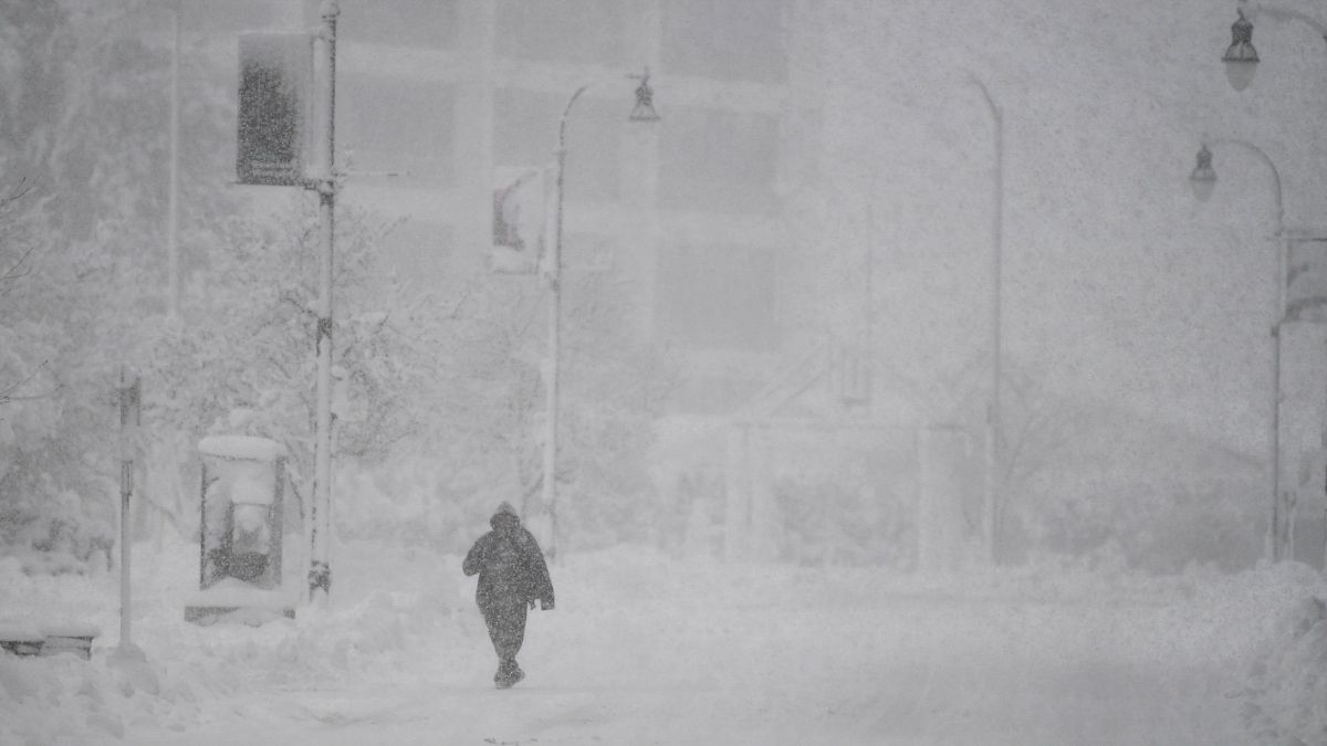 Massive winter storm sweeps across US, triggering power outages, travel chaos Massive winter storm sweeps across US, triggering power outages, travel chaos