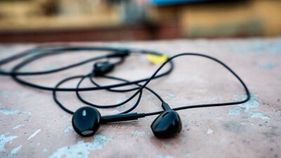 For users tired of replacing expensive wireless earbuds every year, the return to cords feels practical rather than nostalgic. Credits/Pixabay