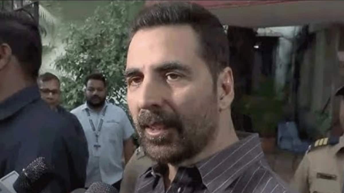 BMC Elections 2026: Akshay Kumar becomes one of the earliest voters from Bollywood, says 'If we have to be the real hero of Mumbai...'