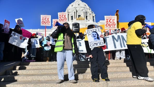 US court lets ICE use force, pepper spray against peaceful protesters in Minnesota