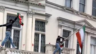 Protester replaces Iranian regime flag, climbs embassy balcony in London | Watch