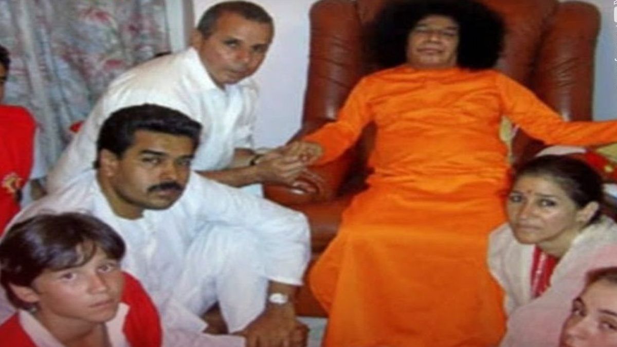 In the days after his capture by US troops, this image of Nicolas Maduro with Sathya Sai Baba has gone viral on social media. Image Courtesy: X In the days after his capture by US troops, this image of Nicolas Maduro with Sathya Sai Baba has gone viral on social media. Image Courtesy: X
