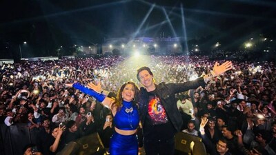 सनी लियोनी ने हैदराबाद में 12,000 से अधिक लोगों के सामने नए साल का जश्न मनाया.