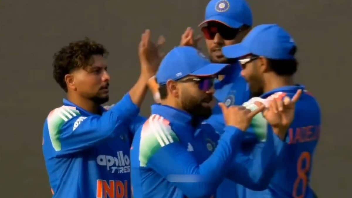 Virat Kohli entertains fans with Naagin Dance during India vs New Zealand 1st ODI - WATCH