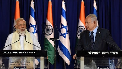  Prime Minister Narendra Modi (L) stands next to his Israeli counterpart Benjamin Netanyahu as they deliver joint statements during their meeting in Jerusalem July 4, 2017.  File Photo/Reuters