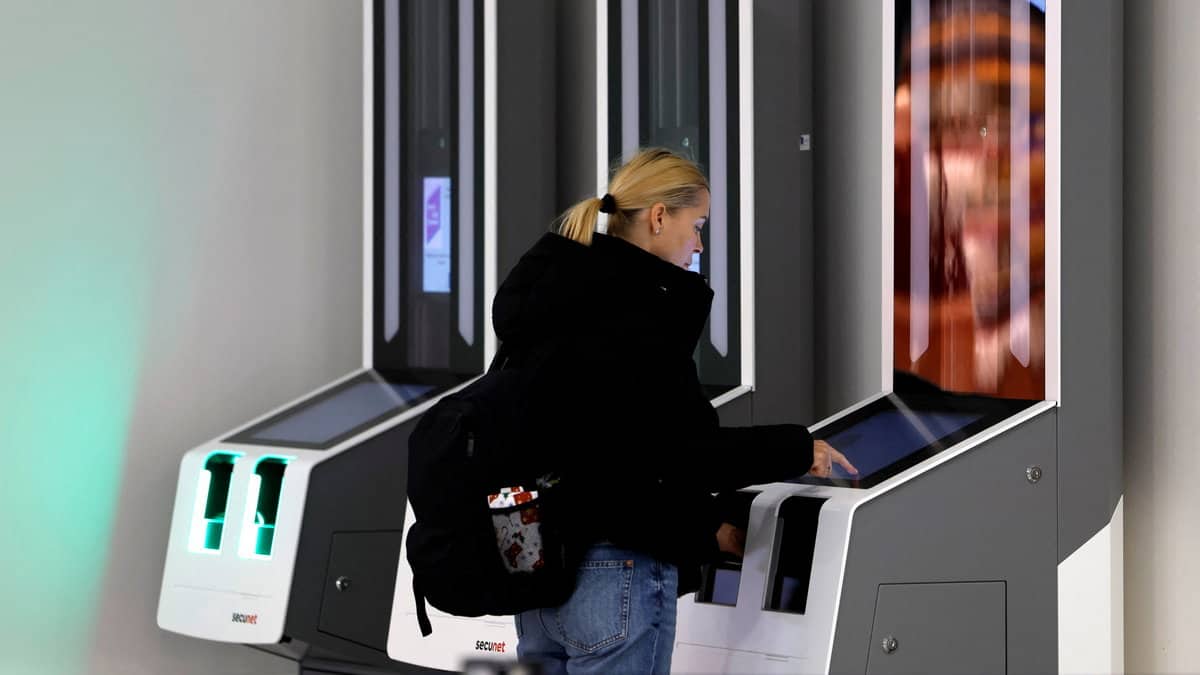 What are the new biometric rules leading to long queues, delays at European airports?
