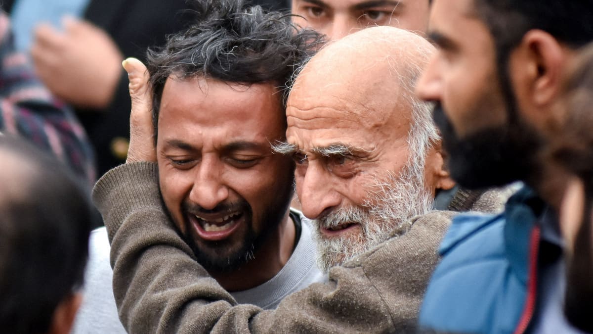 Pakistan mosque blast: Did a suicide bomber detonate explosives after being halted by guards?