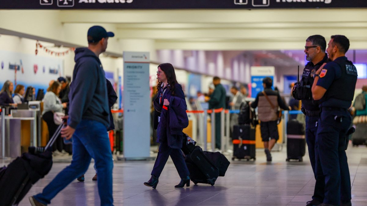 El Paso Officials Demand Answers After FAA Plans 10-Day Airport Shutdown El Paso Officials Demand Answers After FAA Plans 10-Day Airport Shutdown