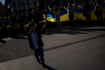 A child carries a flag in colours of the Ukrainian national flag, during a solidarity protest ahead of the fourth anniversary of Russia's full-scale invasion of Ukraine, in Madrid, Spain. File photo/REUTERS