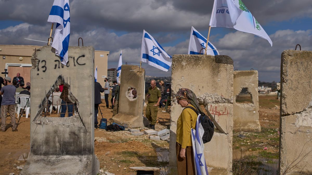 IDF soldiers assault and detain journalists in West Bank; military apologises