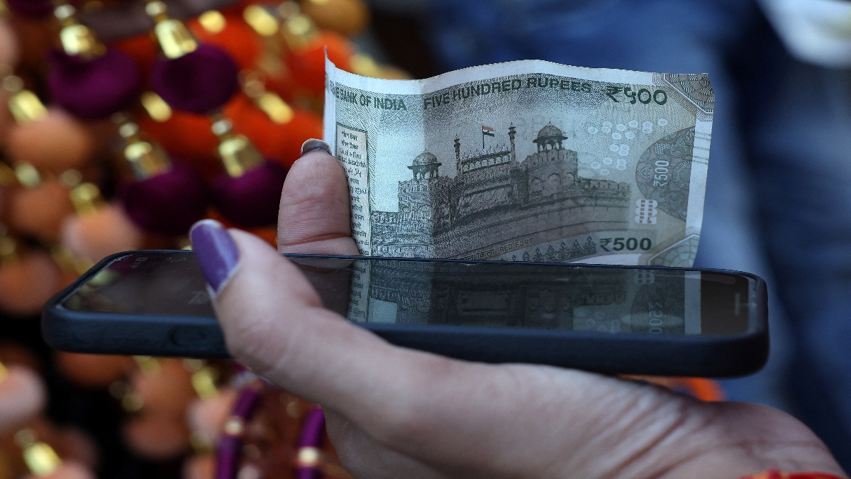 Indian expats in UAE rush to send money home as rupee weakens to historic low