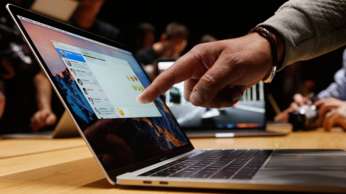 Low-cost MacBook to come soon (Photo: Reuters) Low-cost MacBook to come soon (Photo: Reuters)