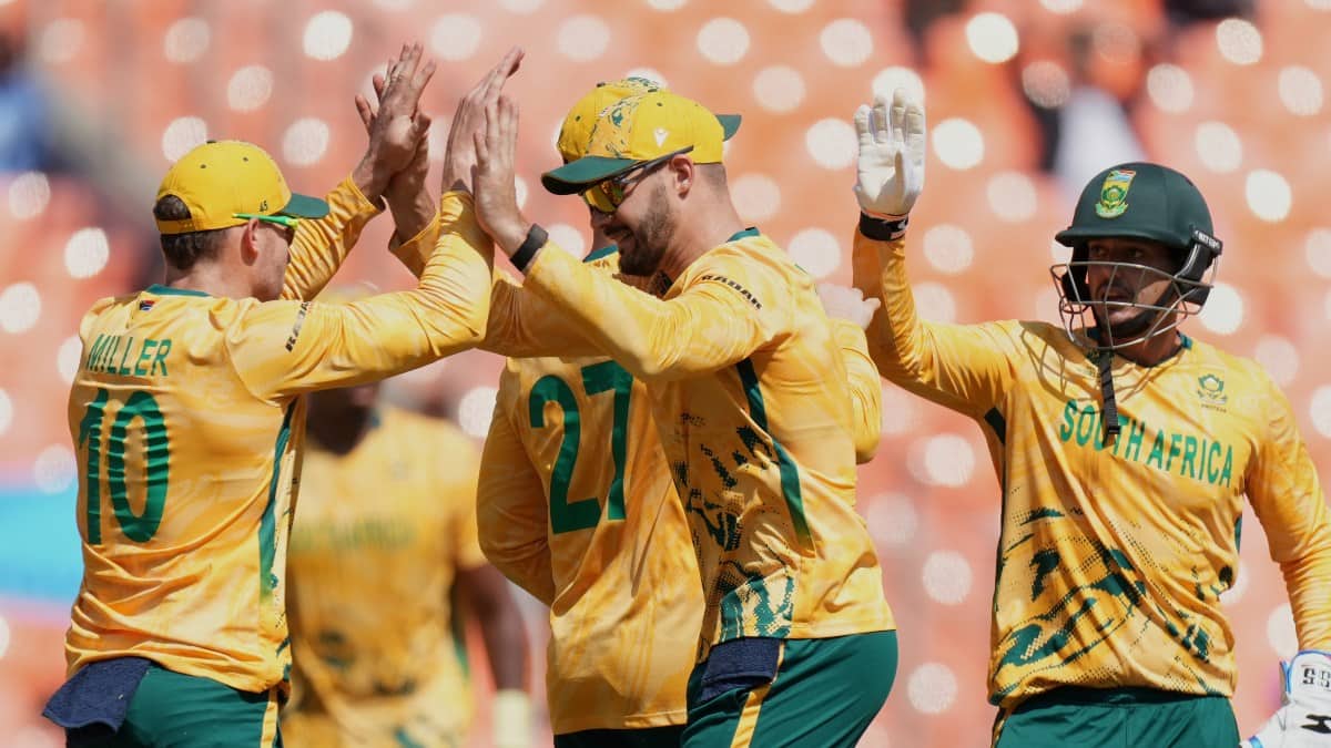 T20 월드컵 2026 남아공 선수들이 아프가니스탄 타자 아웃 이후 기뻐하는 장면