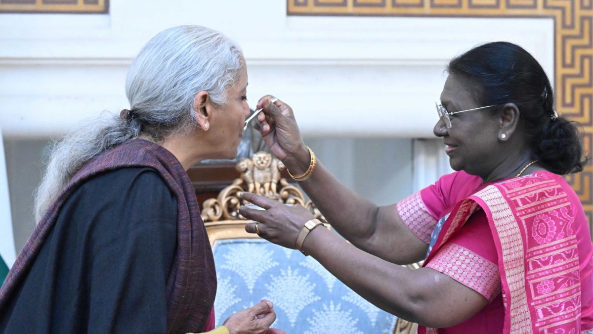 Budget 2026 Live Updates: FM Sitharaman and team meet President Murmu ahead of Budget speech Budget 2026 Live Updates: FM Sitharaman and team meet President Murmu ahead of Budget speech