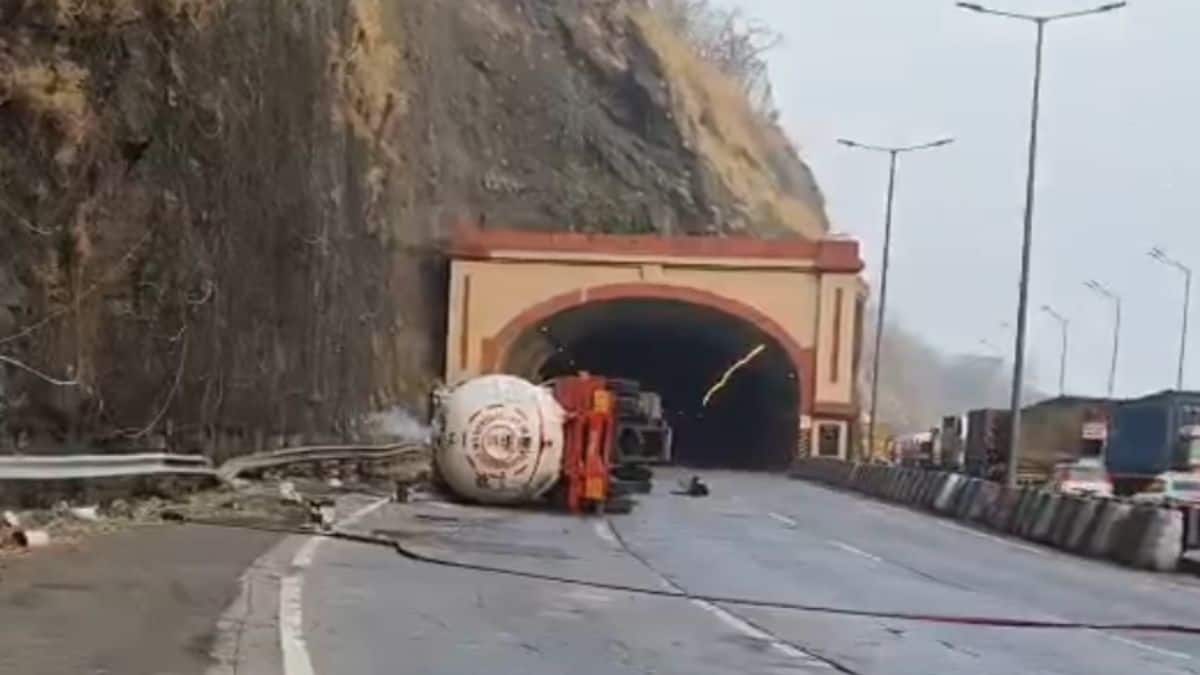 Mumbai-Pune Expressway chaos: NDRF, SDRF teams deployed as traffic halts on key Indian highway