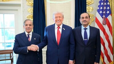 Pakistan's Prime Minister Shehbaz Sharif (L), Army Chief and Field Marshal Syed Asim Munir (R) posing with US President Donald Trump (C) at the White House in Washington, DC on September 26, 2025. Handout / Pakistan's Prime Minister Office / AFP (File)