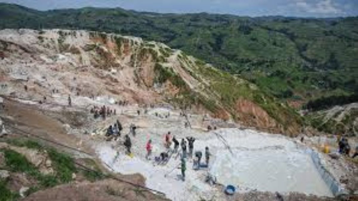 Families across eastern Congo mourn coltan mine landslide victims as survivors prepare to risk unstable tunnels again Families across eastern Congo mourn coltan mine landslide victims as survivors prepare to risk unstable tunnels again
