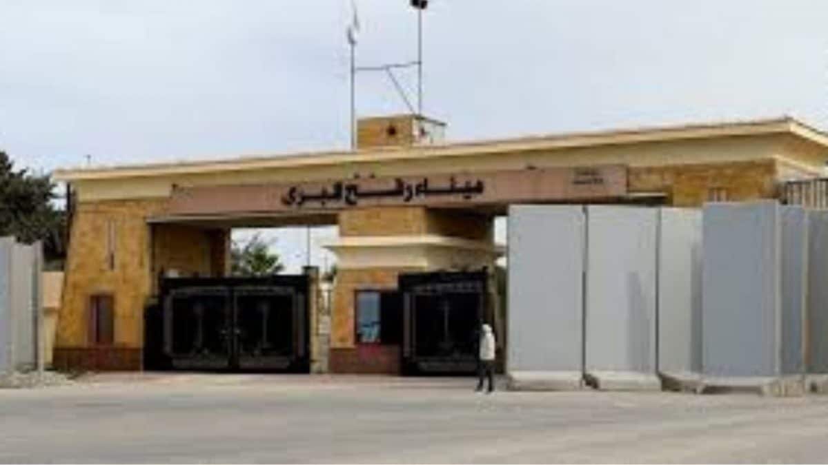 Palestinians gather at Rafah as movement resumes after troubled reopening of Gaza-Egypt crossing