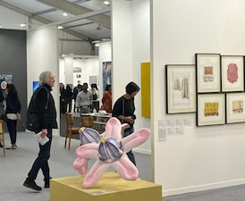 इंडिया आर्ट फेयर 2026: प्रदर्शनियां सामग्री, शिल्प और सार्वजनिक स्थान पर केंद्रित.