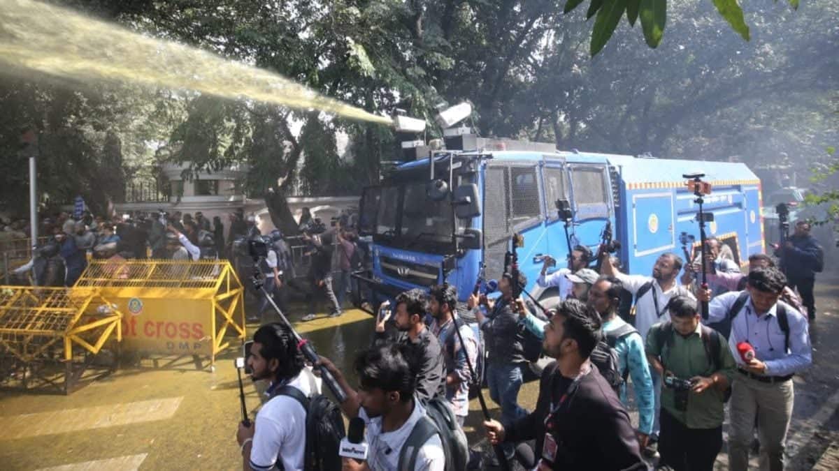 Violent clashes near Yunus residence as pay scale protest erupts in Dhaka ahead of election
