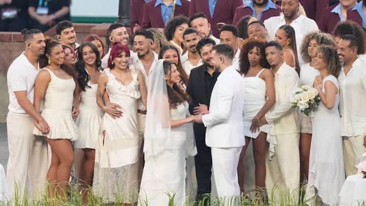 Super Bowl wedding: A couple married during halftime show while millions remembered Kirk