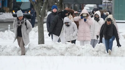The weather service said 1 to 2 feet (about 30 to 61 centimetres) of snow was possible in many areas. (AP)