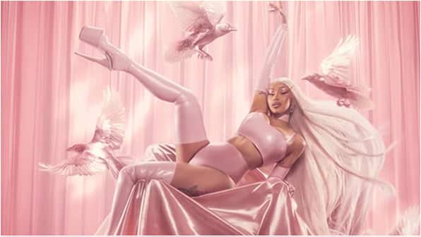 Cardi B falls off chair on Vegas stage during 'Little Miss Drama' tour, jokes 'that was the Government' – Firstpost