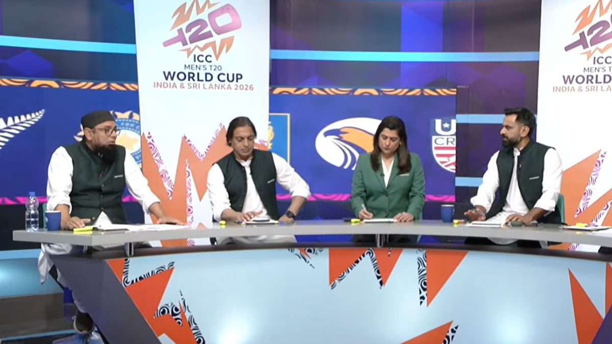 Saqlain embarrassed as he tries to defend son-in-law Shadab Khan despite poor T20 World Cup show: 'No, just tell me...' Saqlain embarrassed as he tries to defend son-in-law Shadab Khan despite poor T20 World Cup show: 'No, just tell me...'