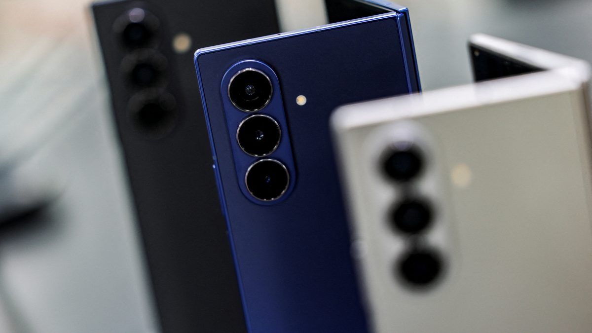 FILE PHOTO: Samsung Galaxy Z Fold 7 phones are displayed during an event in New York, U.S., July 8, 2025. REUTERS/Jeenah Moon/File Photo FILE PHOTO: Samsung Galaxy Z Fold 7 phones are displayed during an event in New York, U.S., July 8, 2025. REUTERS/Jeenah Moon/File Photo