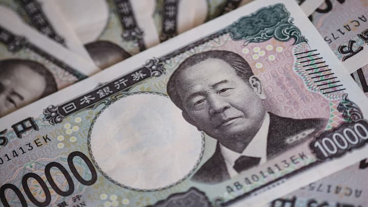 Yen under pressure: Japan warns of intervention as oil shock, Fed outlook lift dollar