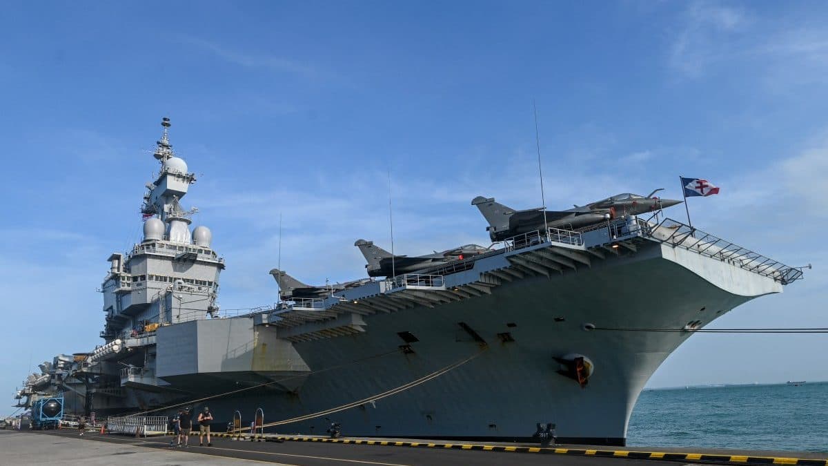 How a sailor’s routine jog exposed French aircraft carrier’s secret location