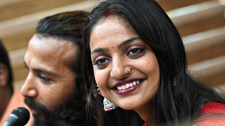 SHOCKING! Viral girl from Kumbh Mela Mona Lisa alleges a director misbehaved with minor girls in the name of films: Details inside
