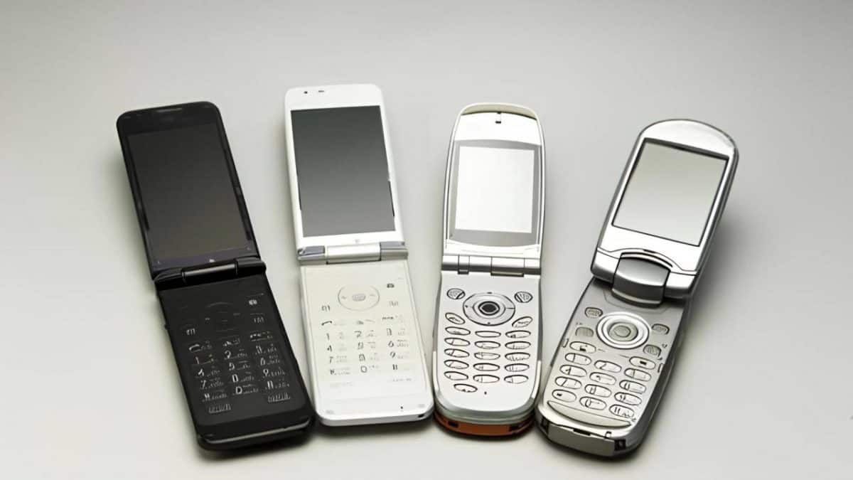 Goodbye garakē: The flip phone that defined Japanese internet culture switching off one last time