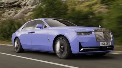 रोल्स-रॉयसने 2030 पर्यंत पूर्ण-इलेक्ट्रिक संक्रमण पुढे ढकलले, V12 इंजिन कायम ठेवले.