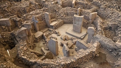 At Giza, archaeologists have uncovered planned worker settlements, bakeries and organised food supply systems, demonstrating how thousands of labourers could construct the pyramids over decades. Image courtesy: X