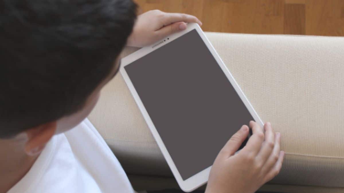 Is Your Teen's Phone Habit Fueling Eating Disorders? What Parents Need to Know