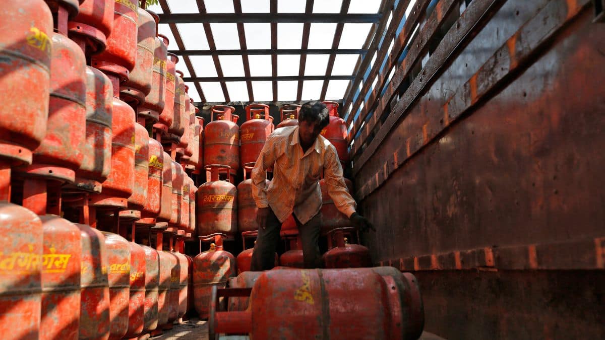 LPG prices jump from April 1: Commercial cylinders cost Rs 195 more, domestic rates stay unchanged