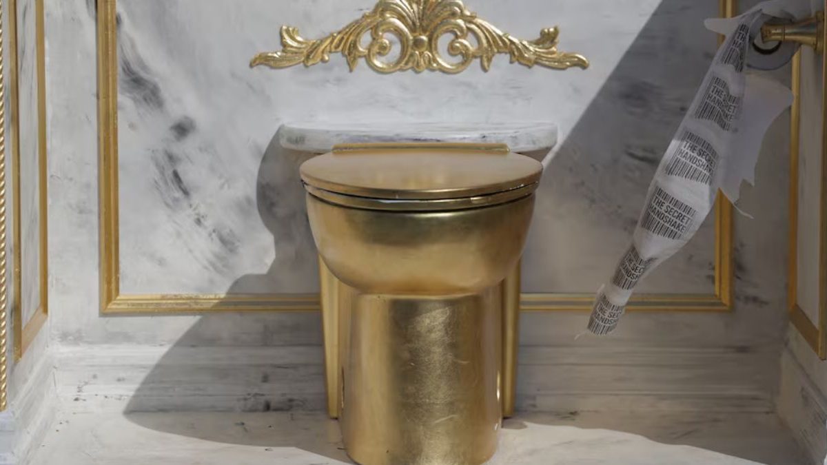 ‘Throne fit for a king’: Satirical DC installation mocks Trump’s White House makeover ‘Throne fit for a king’: Satirical DC installation mocks Trump’s White House makeover