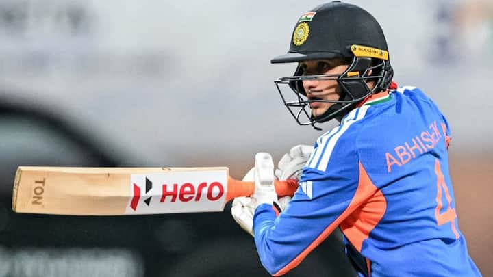 Dinesh Karthik explains mistake Abhishek Sharma made as he holed out to off-spin again: 'He could have just...' Dinesh Karthik explains mistake Abhishek Sharma made as he holed out to off-spin again: 'He could have just...'