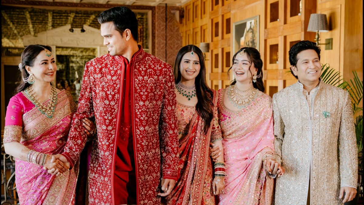 Arjun Tendulkar, Saaniya Chandok officially married in glitzy ceremony with Gambhir, Dhoni and other stars in attendance Arjun Tendulkar, Saaniya Chandok officially married in glitzy ceremony with Gambhir, Dhoni and other stars in attendance