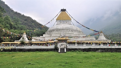 Gorsam Chorten (Stupa), located at Zemithang about 90 km from Tawang, is a 100-foot-high Buddhist monument believed to have been built in the 12th century by the monk Lama Pradhar. The structure is modeled on the famous 5th-century Boudhanath Stupa in Kathmandu, Nepal. The Chendebji Chorten in Bhutan is also built in a similar architectural style. Image: Wikimedia Common/ Prof Ranga Sai
