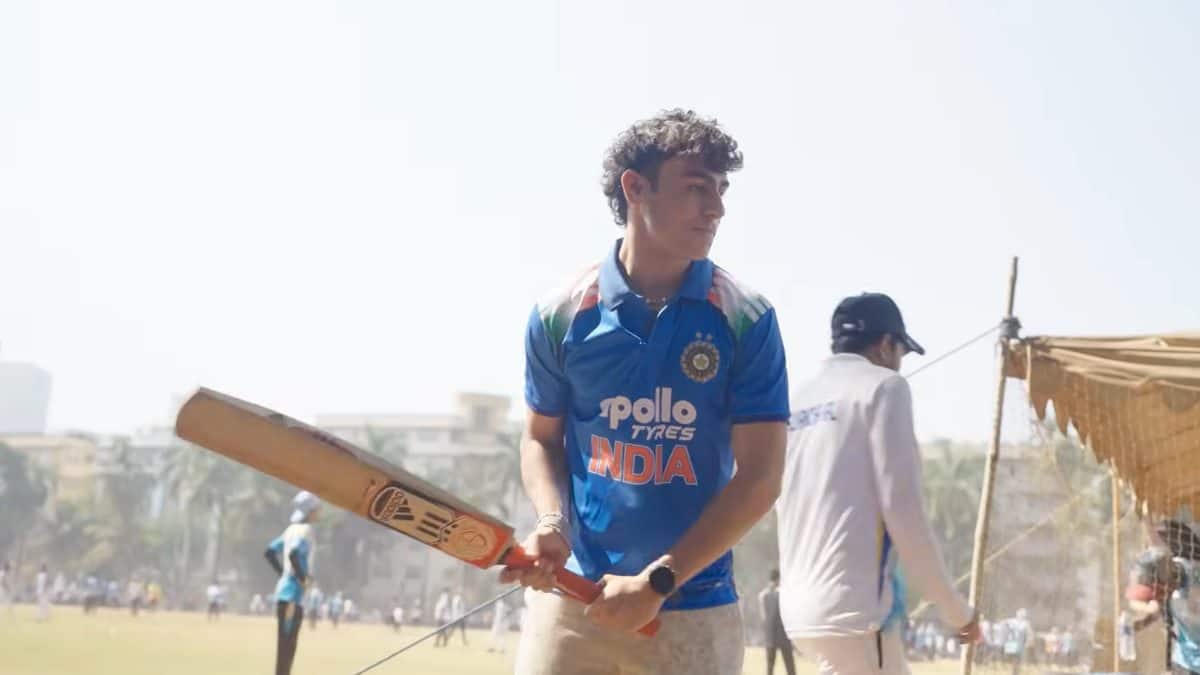 F1 driver Arvid Lindblad tries his hand at Cricket in epic crossover during Mumbai visit