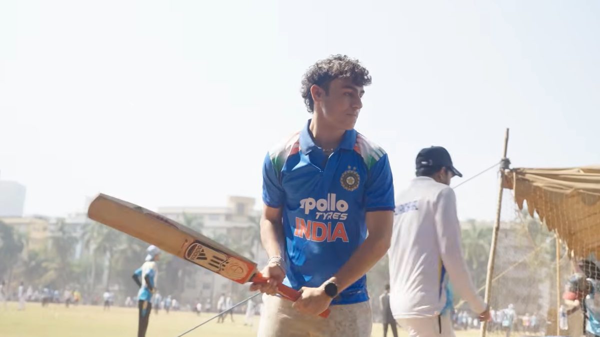 F1 driver Arvid Lindblad tries his hand at Cricket in epic crossover during Mumbai visit