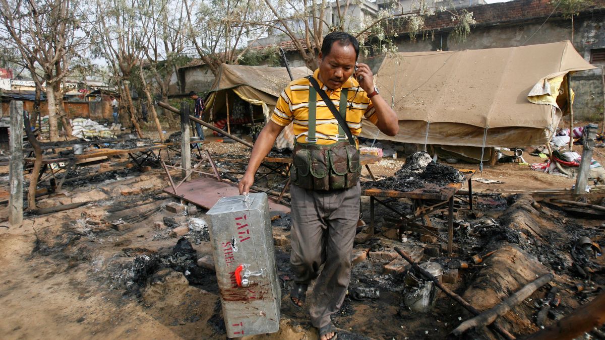 A policeman carries his colleague's belongings at a police camp that was attacked by Maoists in Silda village, about 200 km (125 miles) west of state capital Kolkata, February 16, 2010. File Photo/Reuters A policeman carries his colleague's belongings at a police camp that was attacked by Maoists in Silda village, about 200 km (125 miles) west of state capital Kolkata, February 16, 2010. File Photo/Reuters