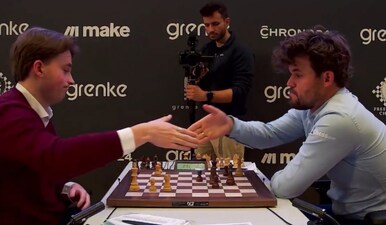 Magnus Carlsen shook hands with Vincent Keymer at Grenke. X/Chesscom