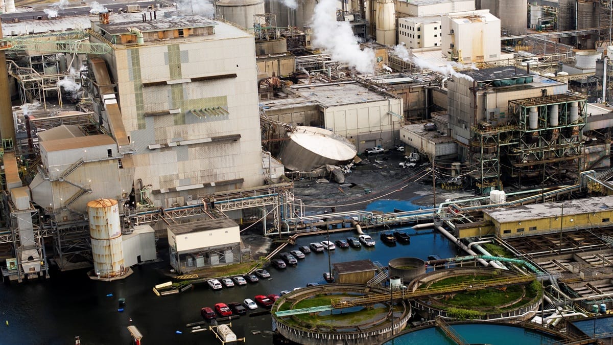 One dead, nine missing after chemical tank explosion at Washington paper mill
