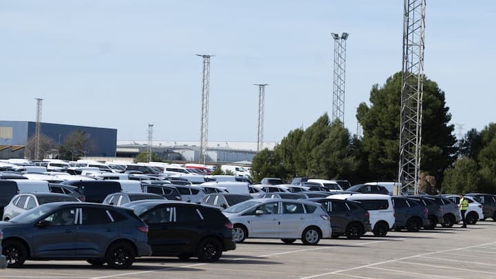 Euro zone manufacturing loses momentum as supply shocks push costs to four-year high Euro zone manufacturing loses momentum as supply shocks push costs to four-year high